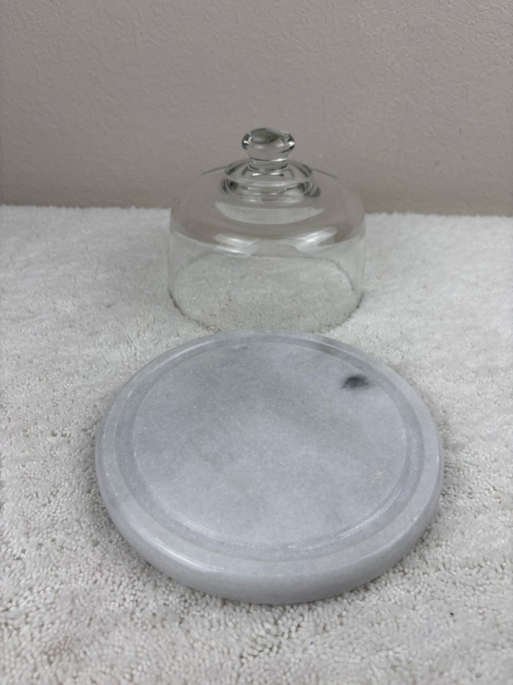Vintage-style Cheese Dome with a Marble Base and a Clear Glass Dome - Picture 5 of 7